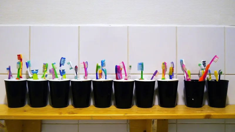 Em Ceilândia, crianças aprendem a descartar escovas de dentes usadas para reciclagem