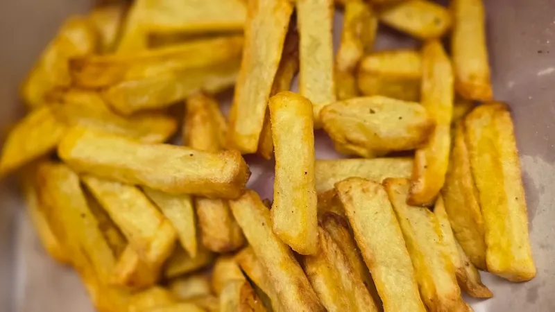 Embutidos, refrigerantes e ultraprocessados: nutricionista aponta 7 alimentos que pedem cautela