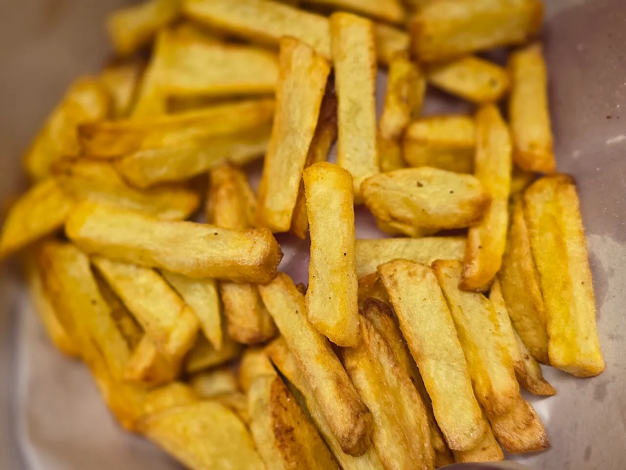 Embutidos, refrigerantes e ultraprocessados: nutricionista aponta 7 alimentos que pedem cautela
