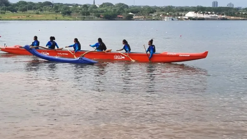 Eu Remo Sorrindo leva canoa havaiana, caiaque e remada da lua cheia ao Lago Paranoá