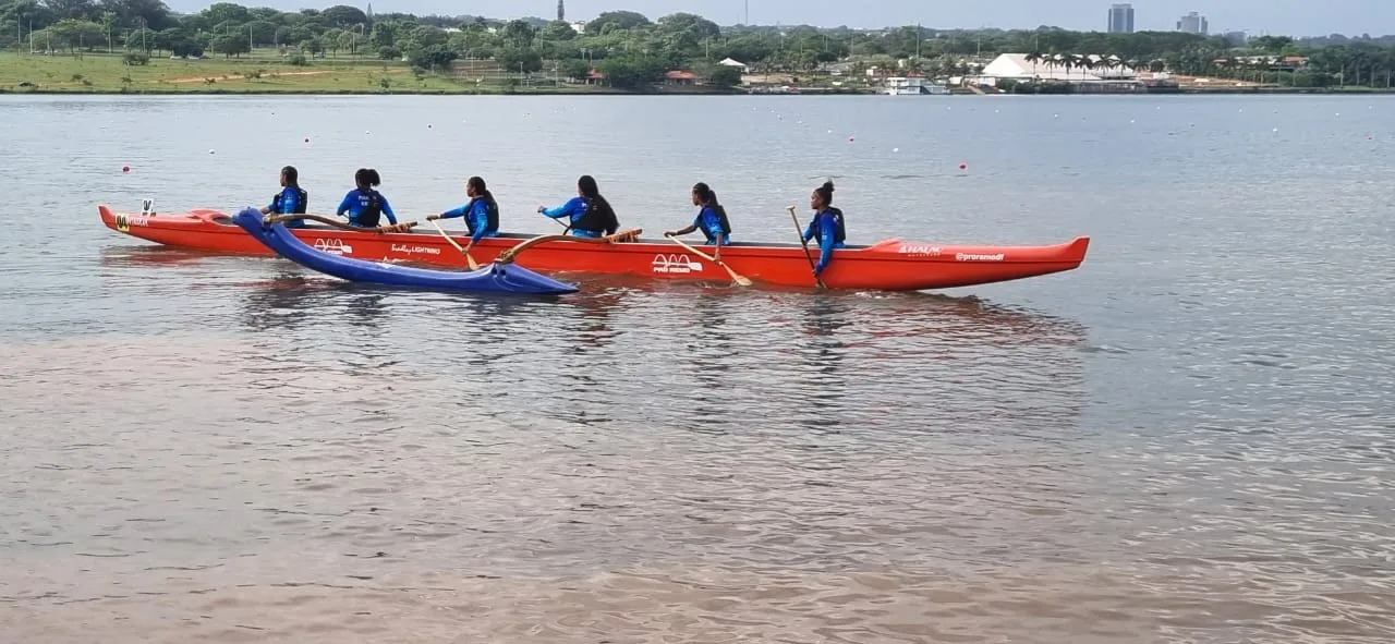 Eu Remo Sorrindo leva canoa havaiana, caiaque e remada da lua cheia ao Lago Paranoá