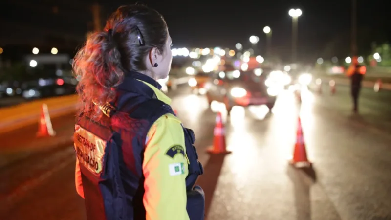 Farol baixo: entenda quando o uso é obrigatório durante o dia