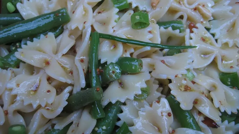 Fibras e proteínas juntas no prato: mais saciedade e energia estável, com receita de salada de macarrão