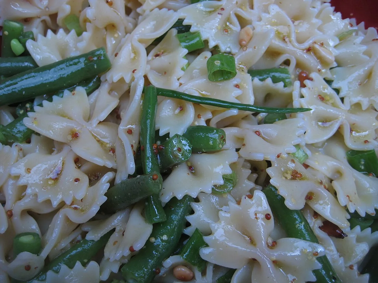 Fibras e proteínas juntas no prato: mais saciedade e energia estável, com receita de salada de macarrão