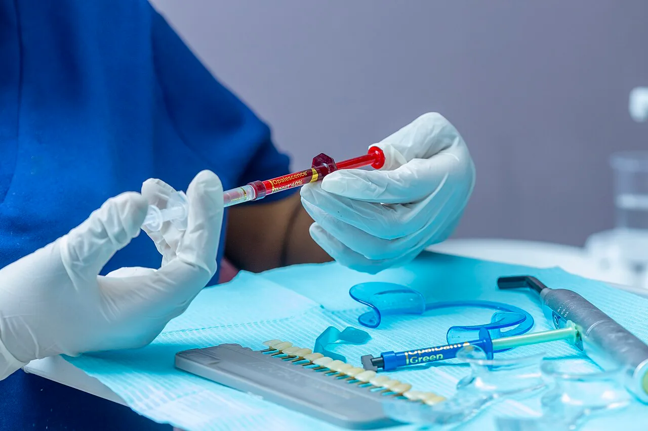 Fitas de clareamento dental 9D White são proibidas pela Anvisa em todo o país