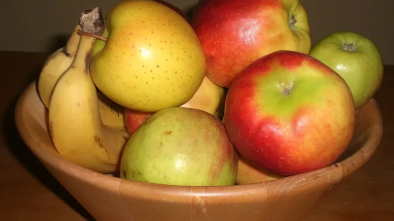 Fruta à noite faz mal? O horário importa menos do que o conjunto da alimentação
