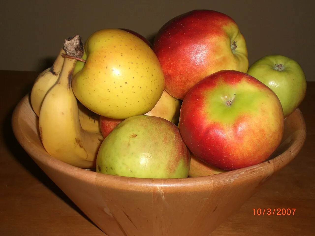 Fruta à noite faz mal? O horário importa menos do que o conjunto da alimentação