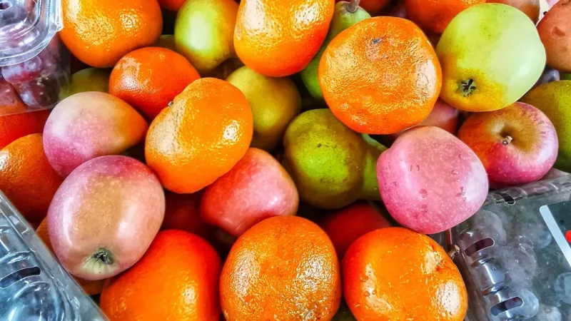 Fruta em jejum? Nutricionistas explicam por que é melhor combiná-la com outros alimentos