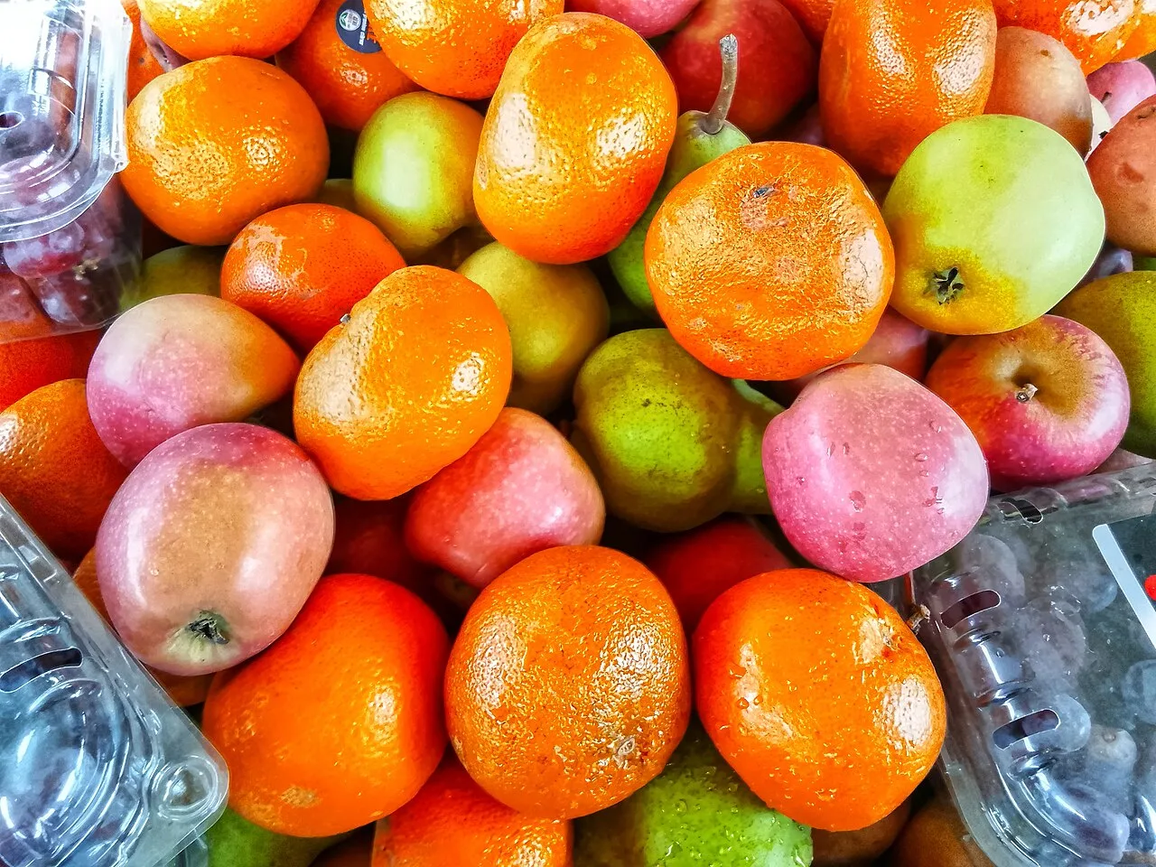 Fruta em jejum? Nutricionistas explicam por que é melhor combiná-la com outros alimentos