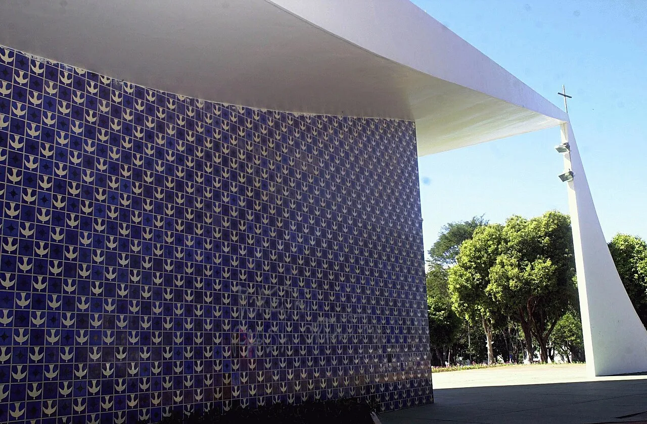 Fundação Athos Bulcão, na W3 Sul, tem galerias, oficinas gratuitas e loja com azulejos do artista