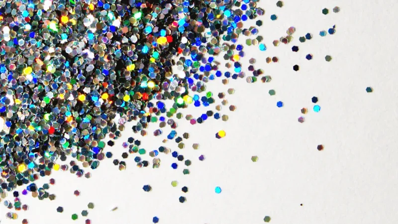 Glitter na folia: como brilhar sem irritar a pele e os olhos