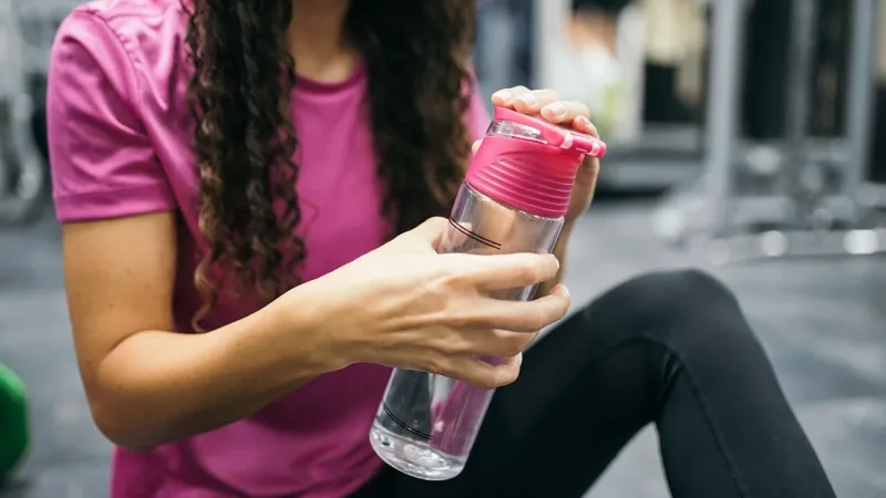 Hidratação no treino: por que beber água durante o exercício e como fazer