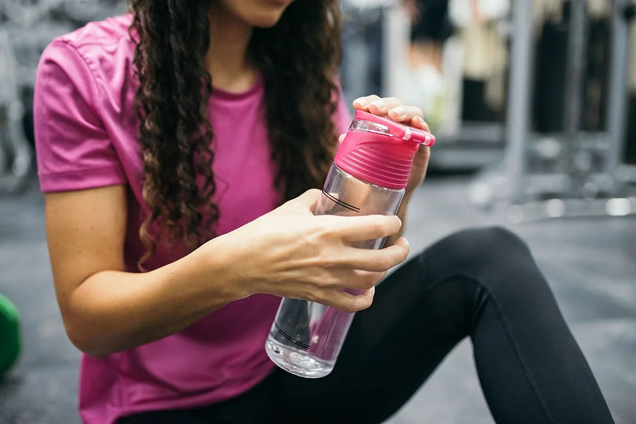 Hidratação no treino: por que beber água durante o exercício e como fazer