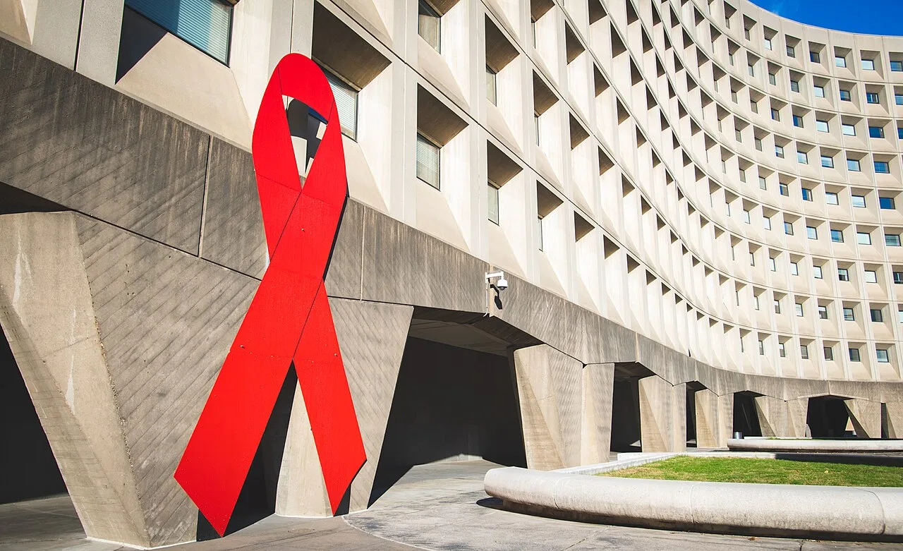 HIV avança e mortes por aids recuam no Brasil; cenário se repete no DF