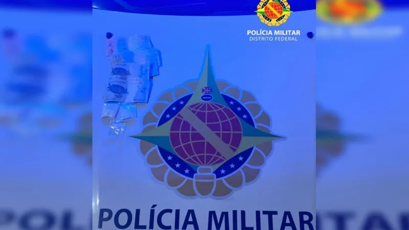 Homem de tornozeleira foge de blitz, joga droga pela janela e é preso