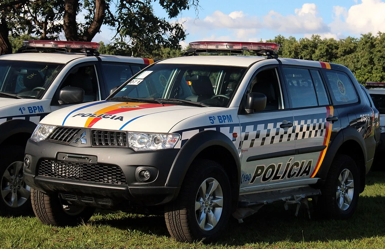 Homem furta carro, foge da PMDF, bate em outro veículo e é preso em Ceilândia