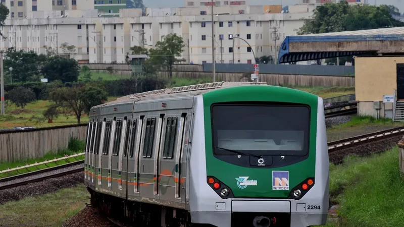 Homem que feriu estudante com garrafa no Metrô-DF já era conhecido na região, relata funcionária