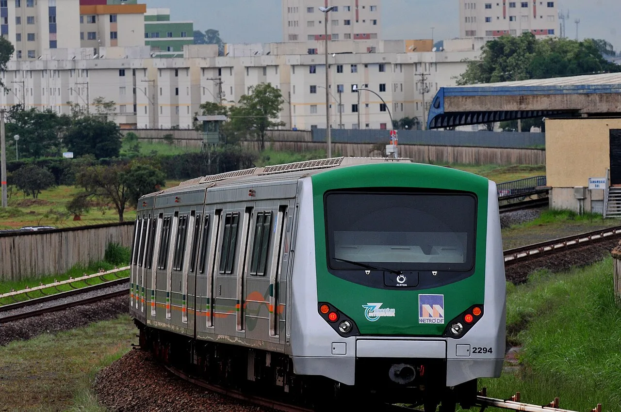 Homem que feriu estudante com garrafa no Metrô-DF já era conhecido na região, relata funcionária