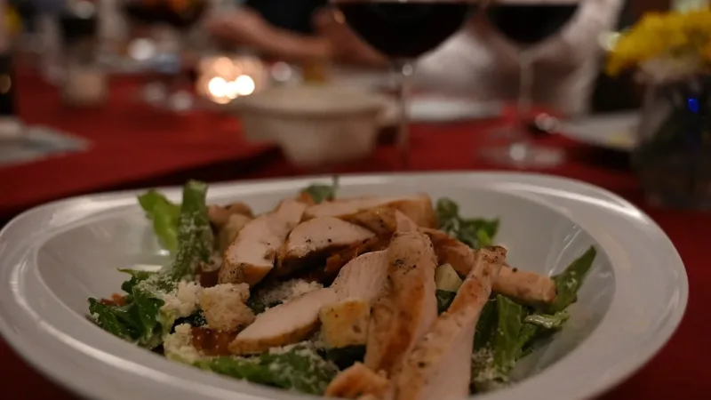 Jantar por volta das 17h30 pode favorecer digestão, sono e metabolismo