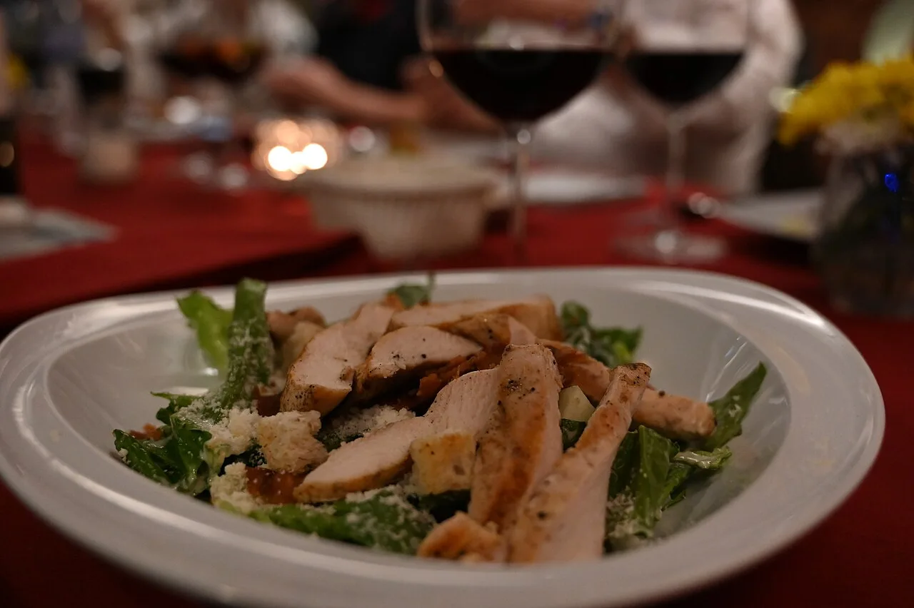 Jantar por volta das 17h30 pode favorecer digestão, sono e metabolismo