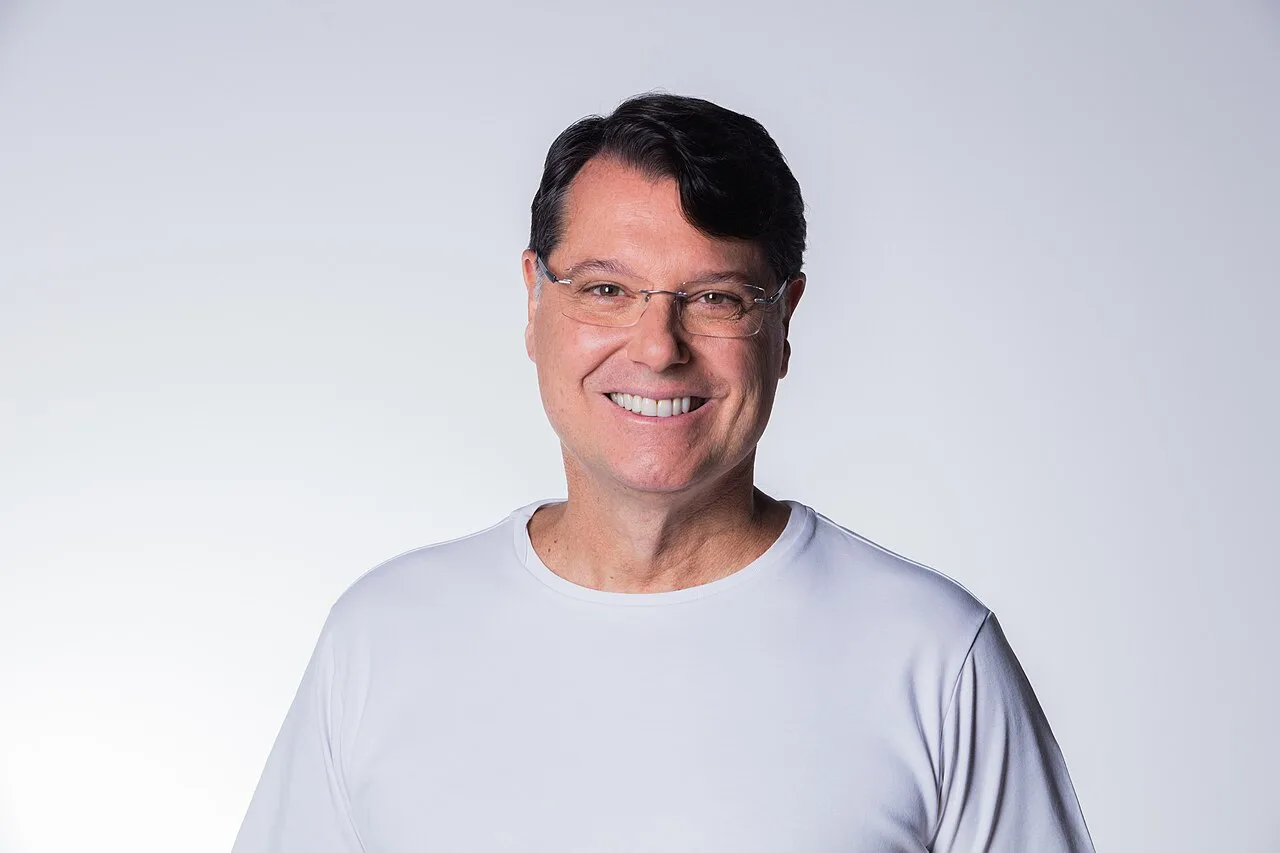 Kiko Caputo promete concursos para recompor quadros da Saúde, Educação e Segurança