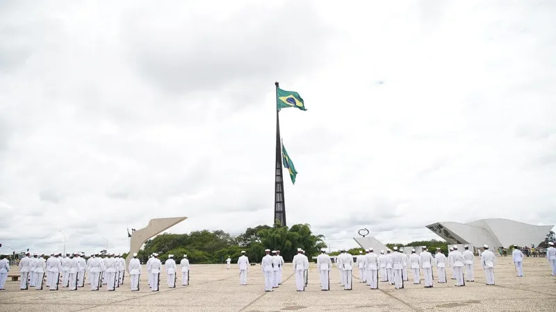 Mastro da Bandeira na Praça dos Três Poderes tem troca solene do pavilhão no primeiro domingo de cada mês