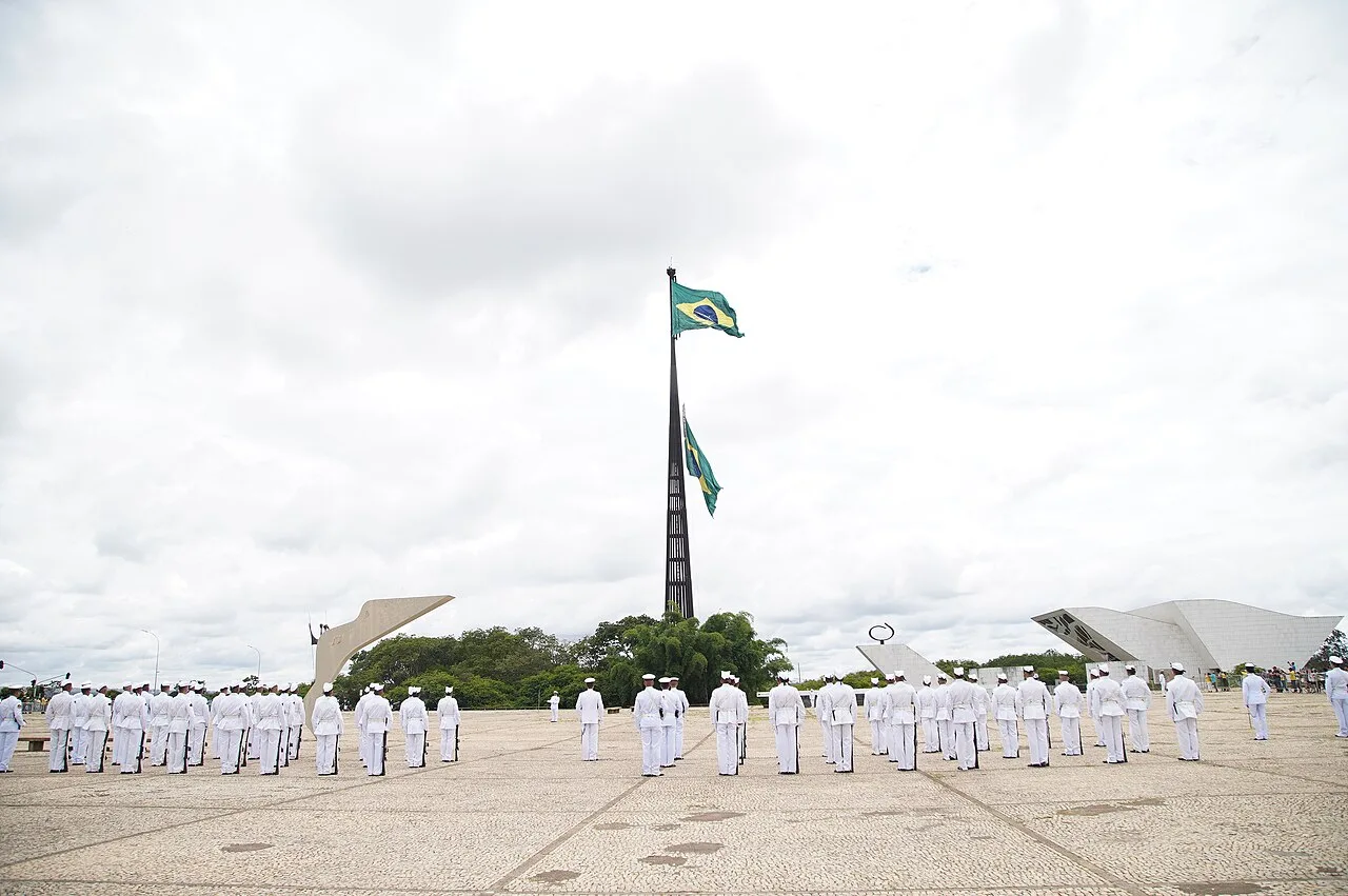 Mastro da Bandeira na Praça dos Três Poderes tem troca solene do pavilhão no primeiro domingo de cada mês