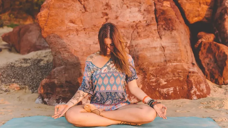 Meditar todos os dias ajuda a reduzir estresse e melhorar o sono, apontam estudos