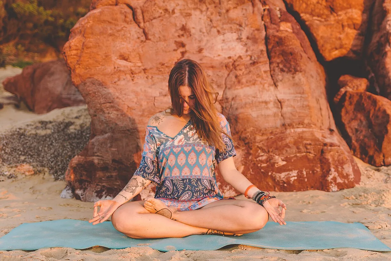 Meditar todos os dias ajuda a reduzir estresse e melhorar o sono, apontam estudos