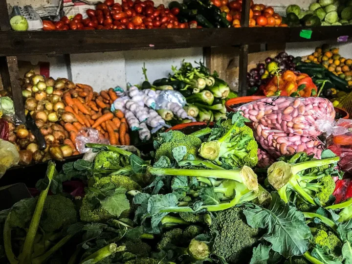Menos da metade dos brasileiros come legumes e verduras com a frequência recomendada