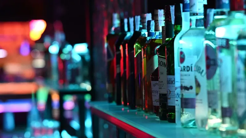 Metanol em bebidas: São Paulo confirma duas mortes e reforça fiscalização