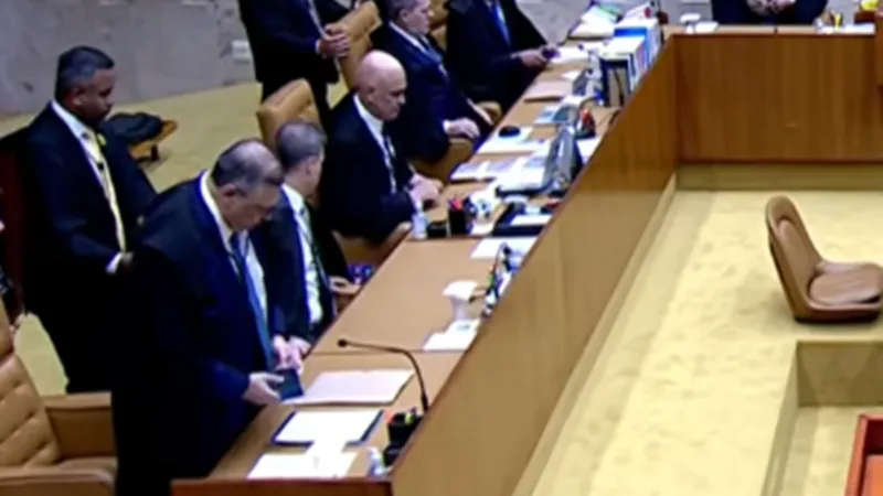 Moraes, Mendonça e Dino sentam lado a lado em julgamento histórico no STF