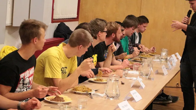 Mukbang: especialistas alertam para os riscos dos vídeos de comilança nas redes