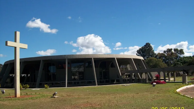 Oratório do Soldado: templo ecumênico sobre espelho d’água é um dos mais procurados para casamentos em Brasília
