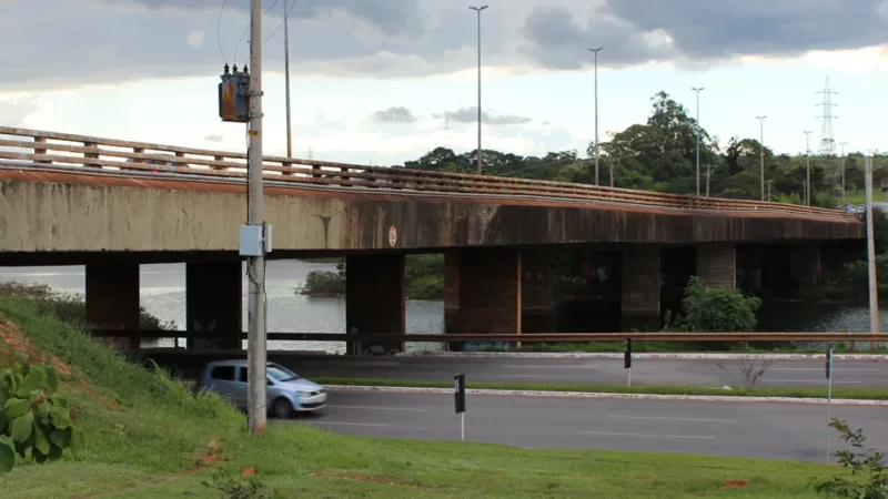 Pai e filho que caíram no Lago Paranoá após moto bater na Ponte do Bragueto seguem internados