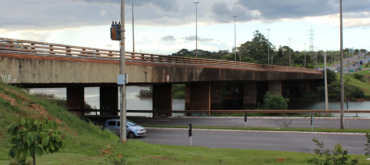 Pai e filho que caíram no Lago Paranoá após moto bater na Ponte do Bragueto seguem internados