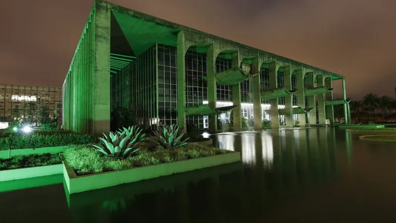 Palácio da Justiça Raymundo Faoro: arcos de Niemeyer e cascatas na fachada podem ser vistos em visita guiada