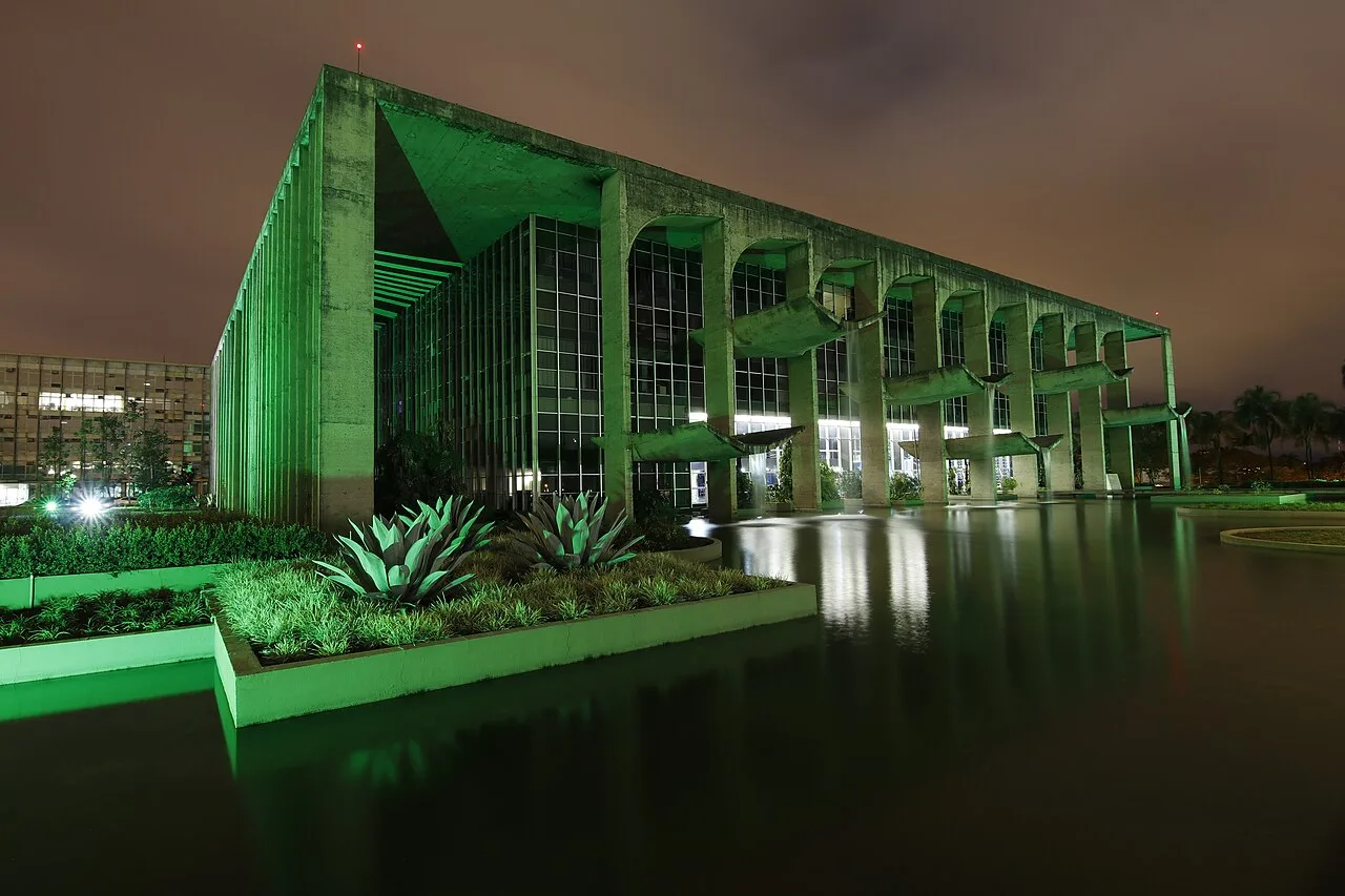 Palácio da Justiça Raymundo Faoro: arcos de Niemeyer e cascatas na fachada podem ser vistos em visita guiada