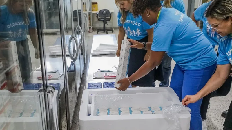 Parceria entre Saúde e Educação leva estudantes do DF para tomar vacina contra a dengue