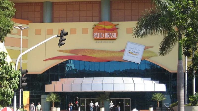 Pátio Brasil Shopping reúne cerca de 200 lojas e o único cinema da área central de Brasília