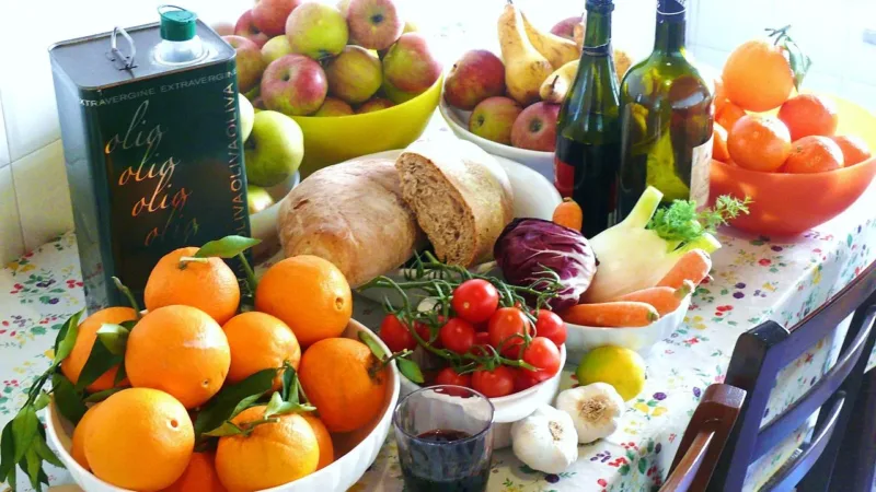 Peixe, azeite e vegetais: o que a ciência diz sobre dieta mediterrânea e saúde mental