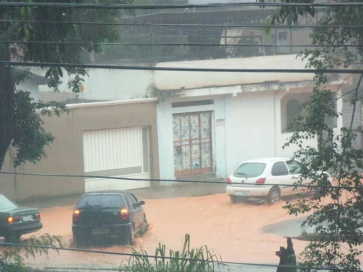 Período chuvoso acende alerta para leptospirose no DF; saiba reconhecer os sintomas