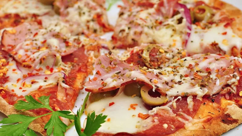 Pizza de frigideira com massa de aveia: receita rápida e mais leve para o domingo