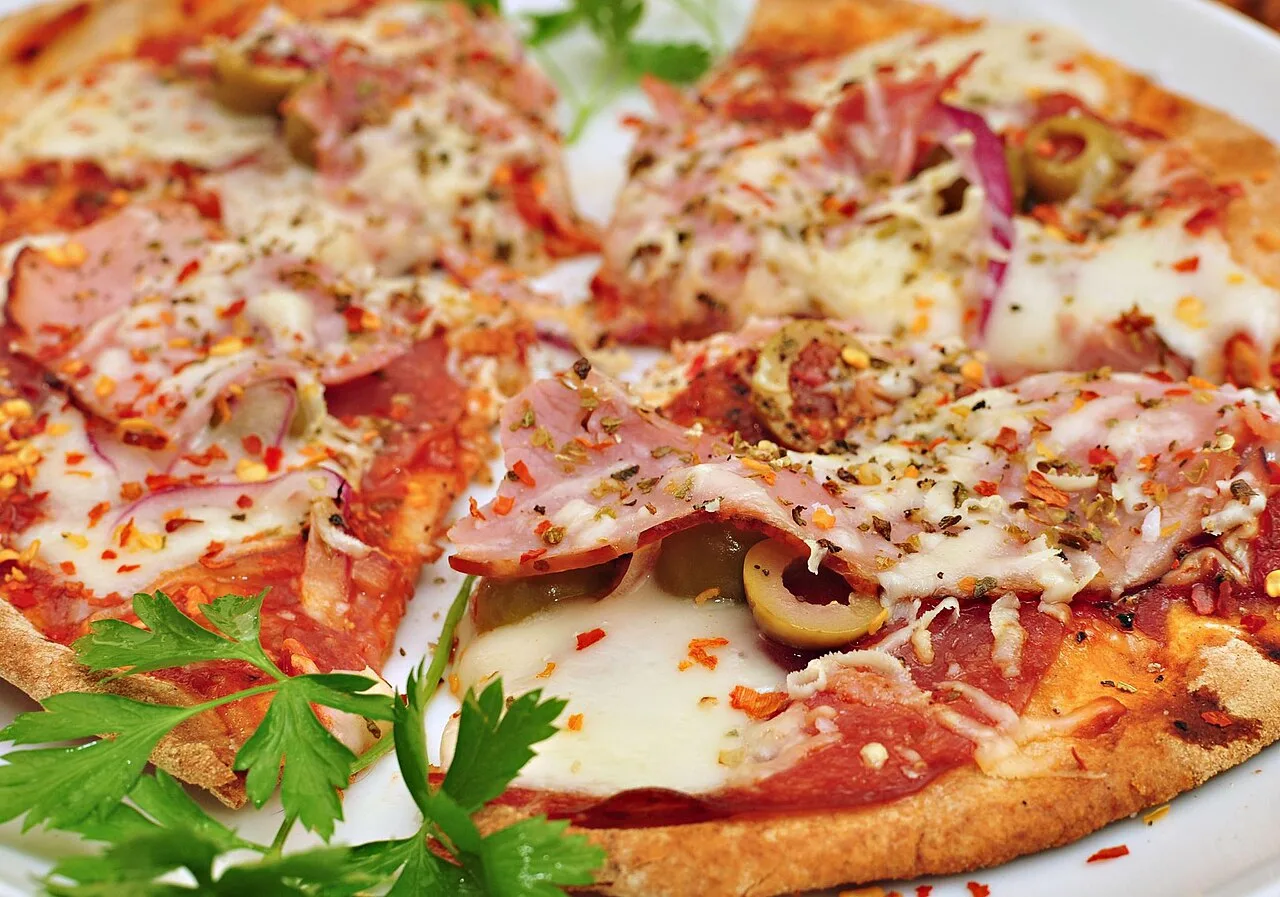 Pizza de frigideira com massa de aveia: receita rápida e mais leve para o domingo