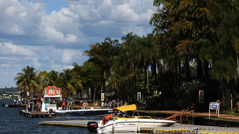 Pontão do Lago Sul reúne gastronomia, esportes náuticos e um dos pores do sol mais famosos de Brasília