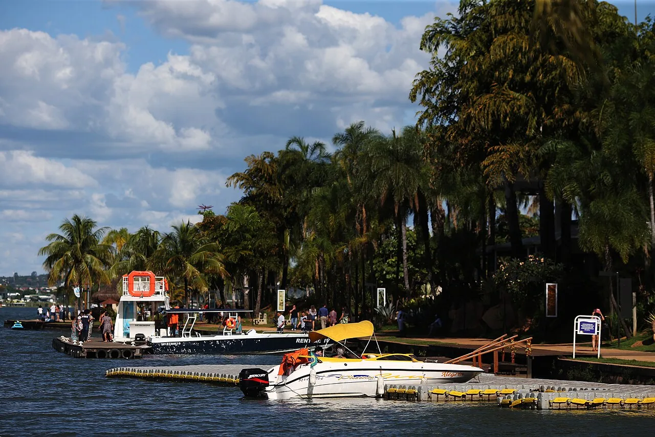 Pontão do Lago Sul reúne gastronomia, esportes náuticos e um dos pores do sol mais famosos de Brasília