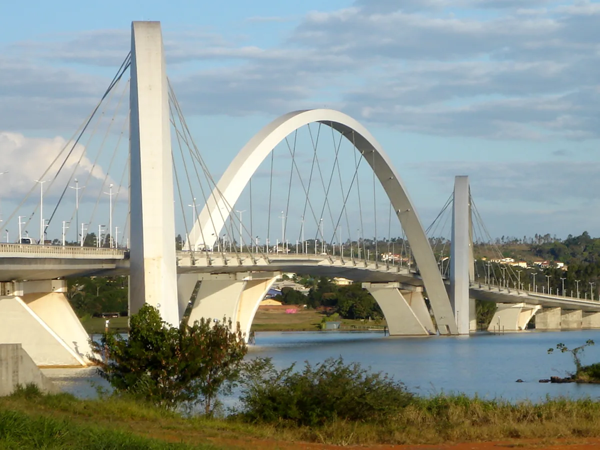 Novacap abre licitação de R$ 1,6 milhão para inspecionar a estrutura da Ponte JK