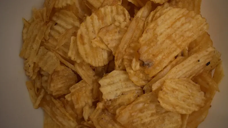Por que é tão difícil parar de comer salgadinho? Entenda o ‘bliss point’ dos ultraprocessados