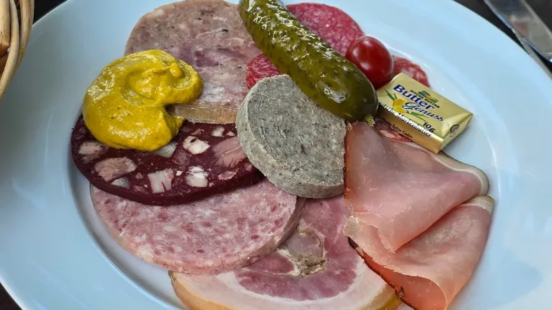 Presunto, salsicha e bacon no dia a dia: por que vale reduzir os embutidos