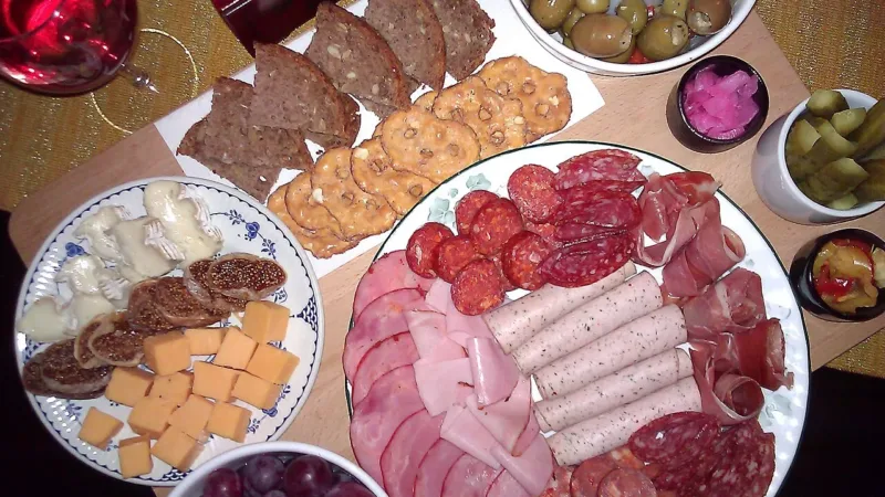 Queijos curados, embutidos e vinho: alimentos com histamina podem desencadear enxaqueca